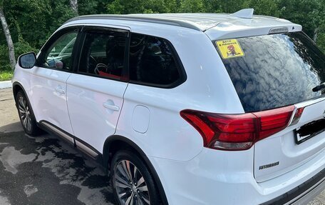Mitsubishi Outlander III рестайлинг 3, 2019 год, 2 650 000 рублей, 14 фотография