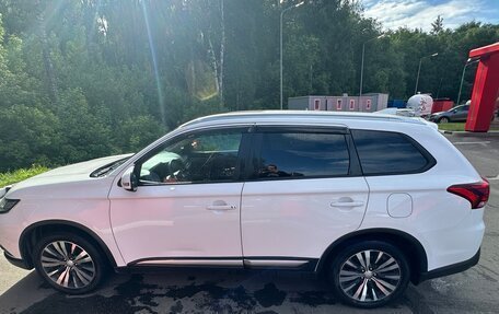 Mitsubishi Outlander III рестайлинг 3, 2019 год, 2 650 000 рублей, 13 фотография