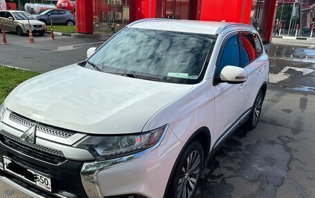 Mitsubishi Outlander III рестайлинг 3, 2019 год, 2 650 000 рублей, 12 фотография