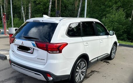 Mitsubishi Outlander III рестайлинг 3, 2019 год, 2 650 000 рублей, 16 фотография