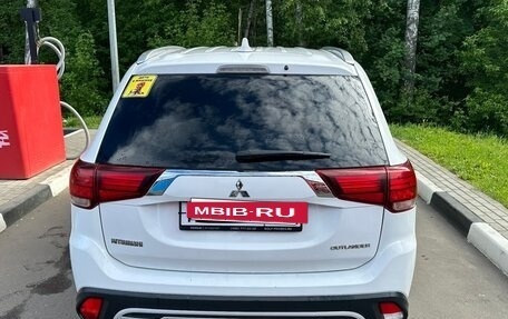 Mitsubishi Outlander III рестайлинг 3, 2019 год, 2 650 000 рублей, 15 фотография