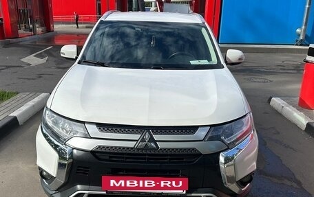Mitsubishi Outlander III рестайлинг 3, 2019 год, 2 650 000 рублей, 17 фотография