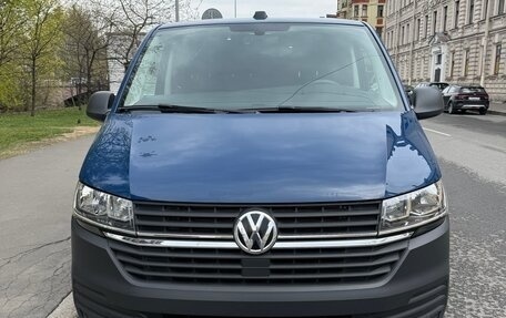 Volkswagen Transporter T6 рестайлинг, 2021 год, 3 790 000 рублей, 2 фотография