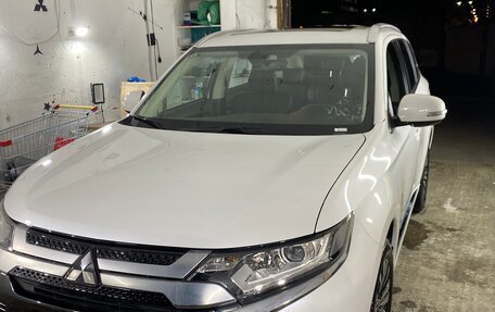 Mitsubishi Outlander III рестайлинг 3, 2022 год, 2 800 000 рублей, 3 фотография
