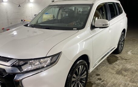Mitsubishi Outlander III рестайлинг 3, 2022 год, 2 800 000 рублей, 2 фотография