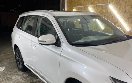 Mitsubishi Outlander III рестайлинг 3, 2022 год, 2 800 000 рублей, 4 фотография