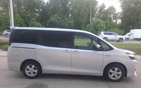 Toyota Voxy III, 2014 год, 2 000 000 рублей, 2 фотография