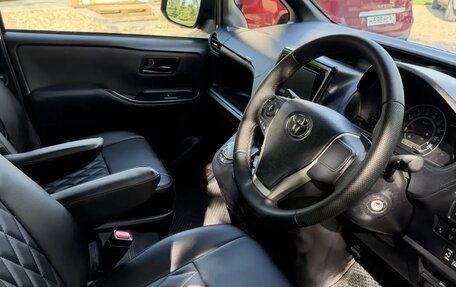 Toyota Voxy III, 2018 год, 1 900 000 рублей, 10 фотография