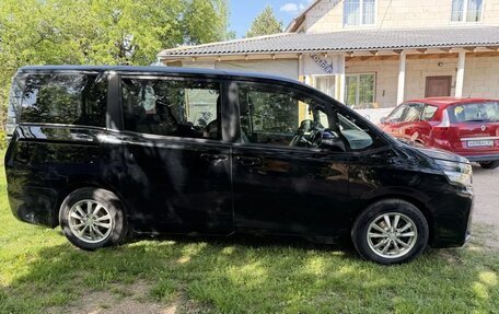 Toyota Voxy III, 2018 год, 1 900 000 рублей, 2 фотография