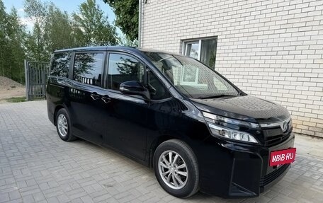 Toyota Voxy III, 2018 год, 1 900 000 рублей, 6 фотография