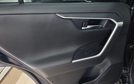 Toyota RAV4, 2019 год, 3 200 000 рублей, 23 фотография