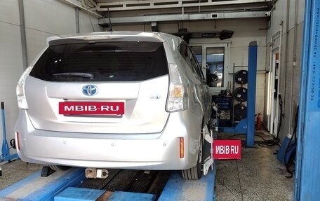 Toyota Prius v (+) I (ZVW40/41) рестайлинг, 2011 год, 1 390 000 рублей, 2 фотография