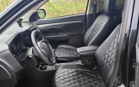 Mitsubishi Outlander III рестайлинг 3, 2015 год, 1 800 000 рублей, 9 фотография