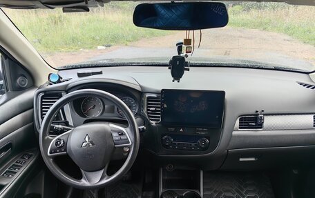 Mitsubishi Outlander III рестайлинг 3, 2015 год, 1 800 000 рублей, 11 фотография