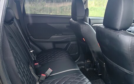 Mitsubishi Outlander III рестайлинг 3, 2015 год, 1 800 000 рублей, 13 фотография