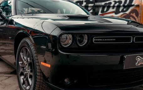 Dodge Challenger III рестайлинг 2, 2018 год, 3 900 000 рублей, 1 фотография