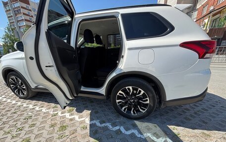Mitsubishi Outlander III рестайлинг 3, 2021 год, 2 450 000 рублей, 7 фотография