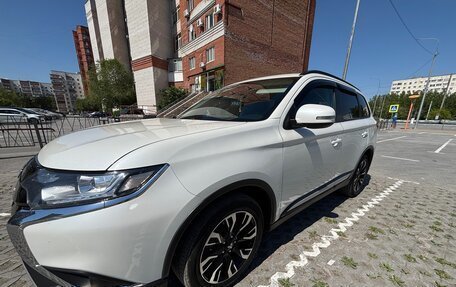 Mitsubishi Outlander III рестайлинг 3, 2021 год, 2 450 000 рублей, 4 фотография