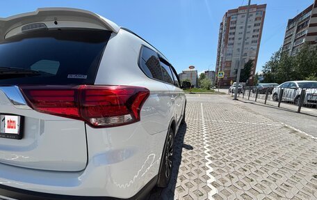 Mitsubishi Outlander III рестайлинг 3, 2021 год, 2 450 000 рублей, 13 фотография