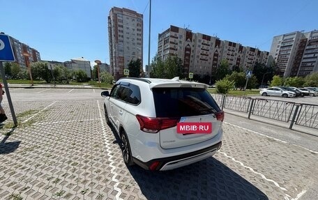 Mitsubishi Outlander III рестайлинг 3, 2021 год, 2 450 000 рублей, 15 фотография