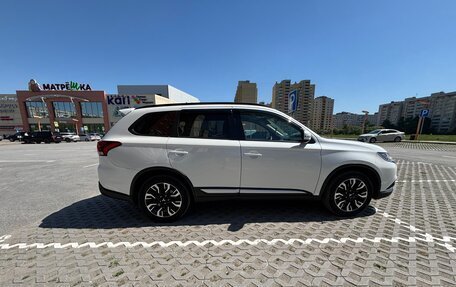 Mitsubishi Outlander III рестайлинг 3, 2021 год, 2 450 000 рублей, 19 фотография