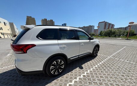 Mitsubishi Outlander III рестайлинг 3, 2021 год, 2 450 000 рублей, 18 фотография
