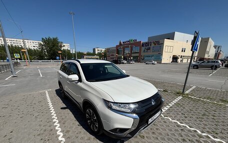 Mitsubishi Outlander III рестайлинг 3, 2021 год, 2 450 000 рублей, 21 фотография