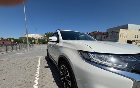 Mitsubishi Outlander III рестайлинг 3, 2021 год, 2 450 000 рублей, 20 фотография