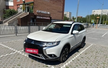 Mitsubishi Outlander III рестайлинг 3, 2021 год, 2 450 000 рублей, 23 фотография