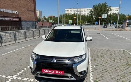 Mitsubishi Outlander III рестайлинг 3, 2021 год, 2 450 000 рублей, 22 фотография