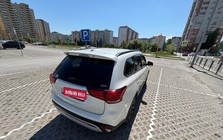 Mitsubishi Outlander III рестайлинг 3, 2021 год, 2 450 000 рублей, 17 фотография