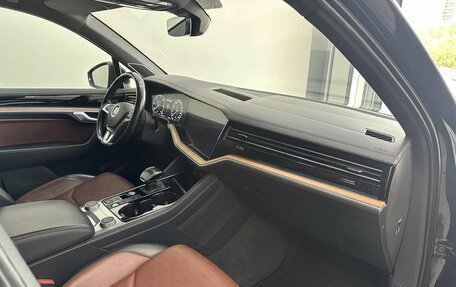 Volkswagen Touareg III, 2019 год, 4 300 000 рублей, 23 фотография