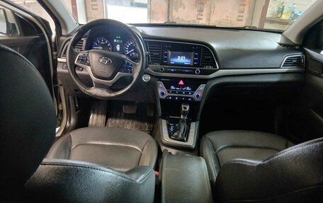 Hyundai Elantra VI рестайлинг, 2016 год, 998 000 рублей, 4 фотография