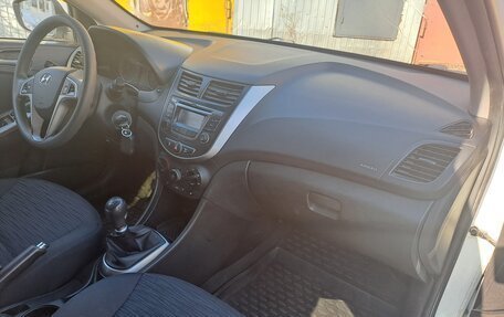 Hyundai Solaris II рестайлинг, 2016 год, 820 000 рублей, 13 фотография