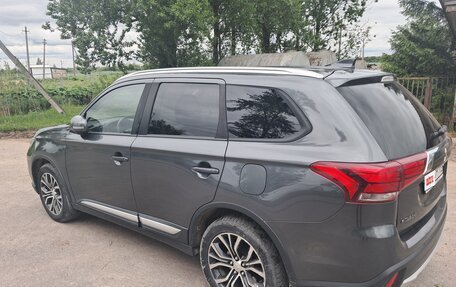 Mitsubishi Outlander III рестайлинг 3, 2017 год, 1 680 000 рублей, 4 фотография
