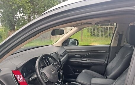 Mitsubishi Outlander III рестайлинг 3, 2017 год, 1 680 000 рублей, 7 фотография