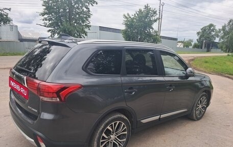 Mitsubishi Outlander III рестайлинг 3, 2017 год, 1 680 000 рублей, 3 фотография