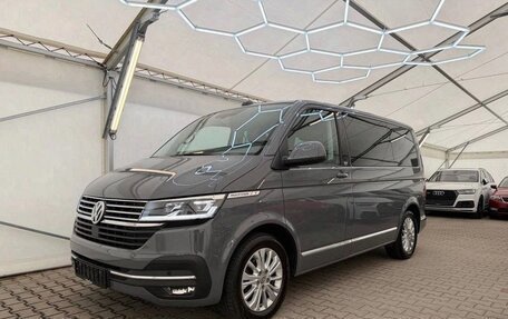 Volkswagen Multivan T6 рестайлинг, 2023 год, 4 300 000 рублей, 1 фотография