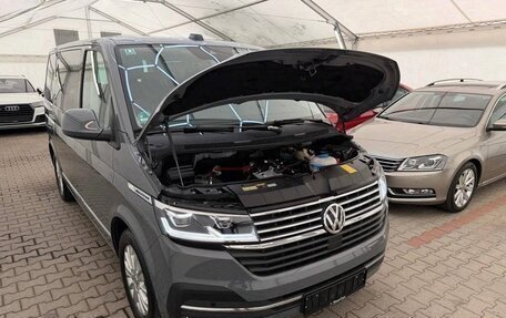 Volkswagen Multivan T6 рестайлинг, 2023 год, 4 300 000 рублей, 3 фотография