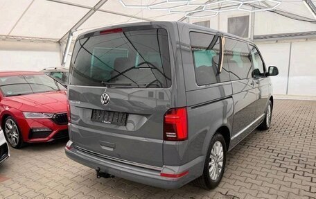 Volkswagen Multivan T6 рестайлинг, 2023 год, 4 300 000 рублей, 5 фотография