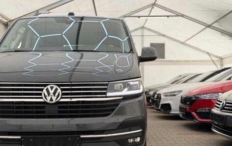 Volkswagen Multivan T6 рестайлинг, 2023 год, 4 300 000 рублей, 2 фотография