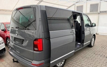Volkswagen Multivan T6 рестайлинг, 2023 год, 4 300 000 рублей, 9 фотография
