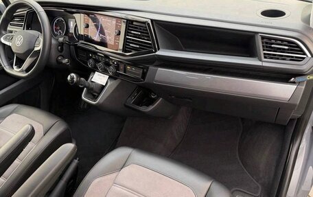 Volkswagen Multivan T6 рестайлинг, 2023 год, 4 300 000 рублей, 18 фотография