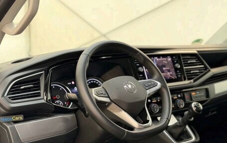 Volkswagen Multivan T6 рестайлинг, 2023 год, 4 300 000 рублей, 15 фотография