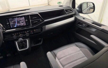 Volkswagen Multivan T6 рестайлинг, 2023 год, 4 300 000 рублей, 19 фотография