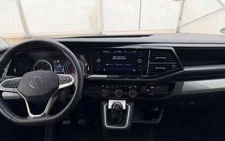 Volkswagen Multivan T6 рестайлинг, 2023 год, 4 300 000 рублей, 24 фотография