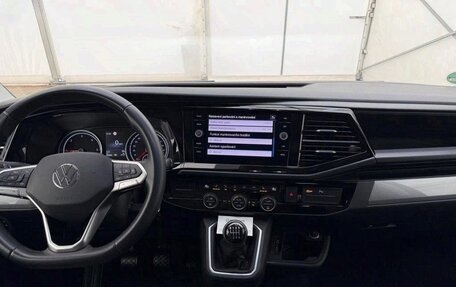 Volkswagen Multivan T6 рестайлинг, 2023 год, 4 300 000 рублей, 26 фотография