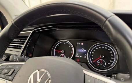 Volkswagen Multivan T6 рестайлинг, 2023 год, 4 300 000 рублей, 28 фотография