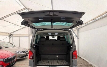 Volkswagen Multivan T6 рестайлинг, 2023 год, 4 300 000 рублей, 33 фотография