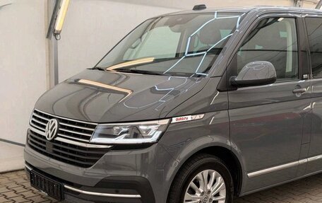 Volkswagen Multivan T6 рестайлинг, 2023 год, 4 300 000 рублей, 32 фотография